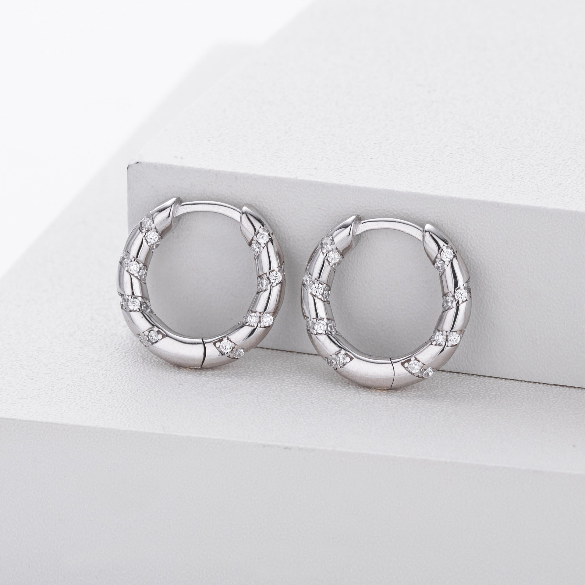 925 Sterling Silver Twisted Rainbow Zircon Huggie Hoop Earrings 60200313