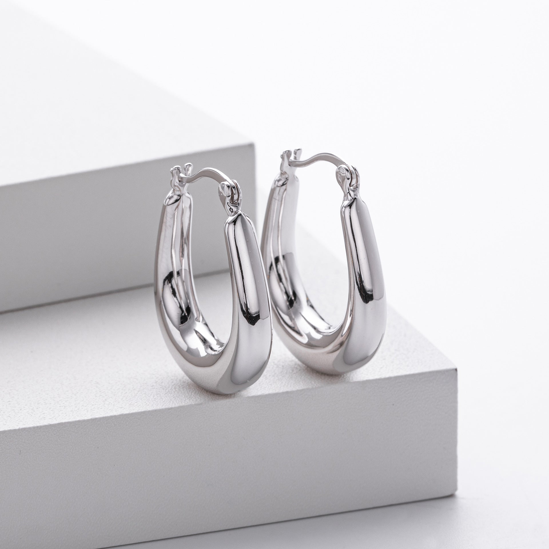 925 Sterling Silver Minimalist Oval Tapered Hollow Hoop Earrings 60400028