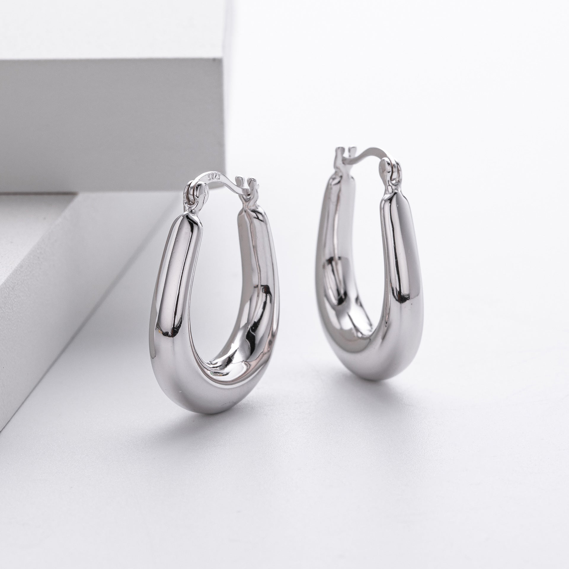 925 Sterling Silver Minimalist Oval Tapered Hollow Hoop Earrings 60400028