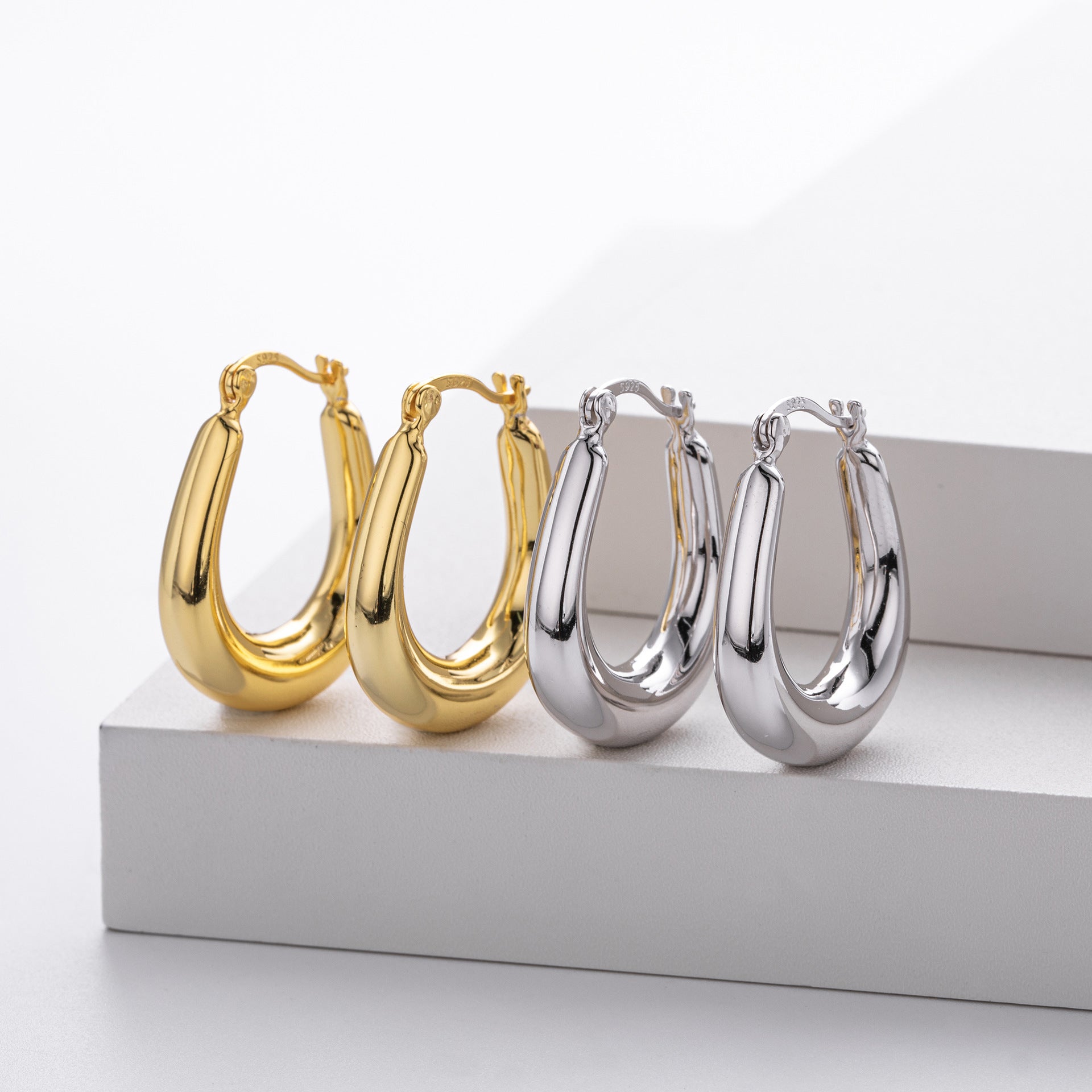 925 Sterling Silver Minimalist Oval Tapered Hollow Hoop Earrings 60400028