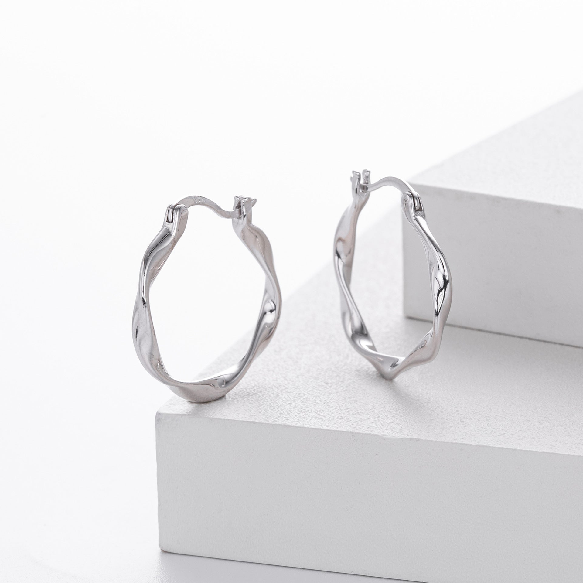925 Sterling Silver Mobius Twist Geometric Hoop Earrings 60400036