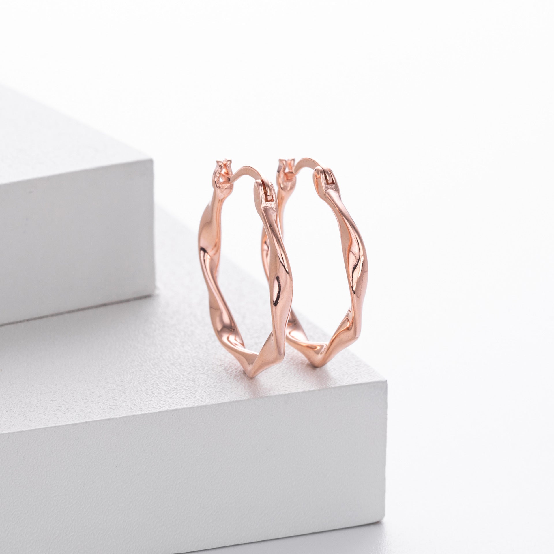 925 Sterling Silver Mobius Twist Geometric Hoop Earrings 60400036