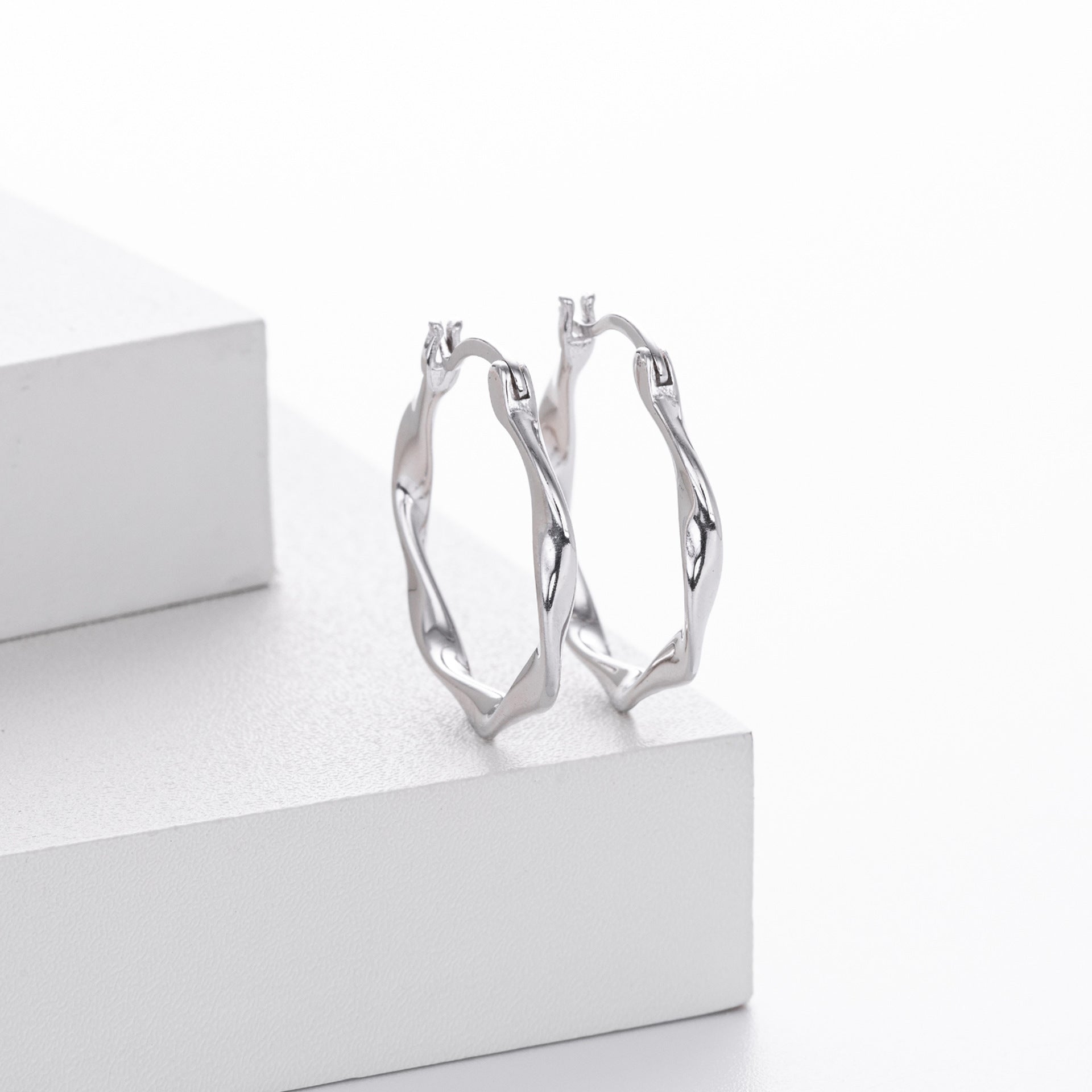 925 Sterling Silver Mobius Twist Geometric Hoop Earrings 60400036