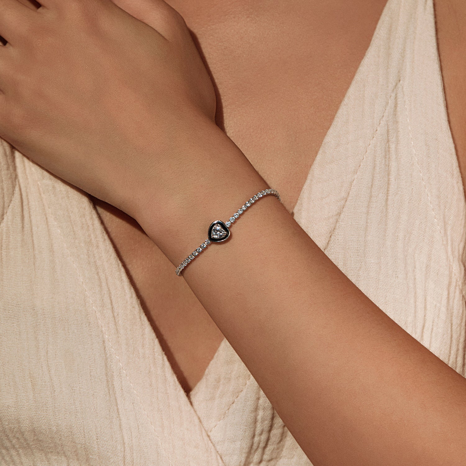 925 Sterling Silver Black Enamel Heart Cut Zircon Tennis Bracelet 100100235